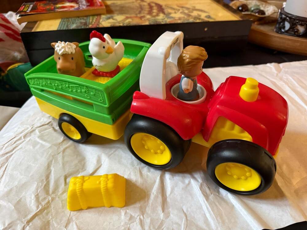 Fisher-Price Little People Sing Along Tow 'n Pull Tractor Playset with Animals a